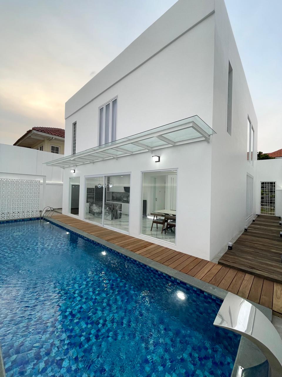 Rumah Kolam Renang Disewakan di Menteng Lippo Cikarang